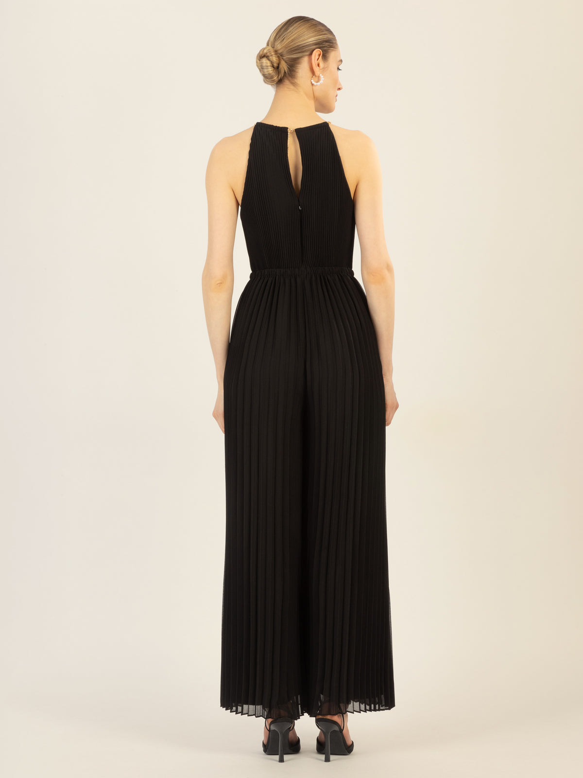 APART Plisseeoverall im Neckholder-Stil | schwarz
