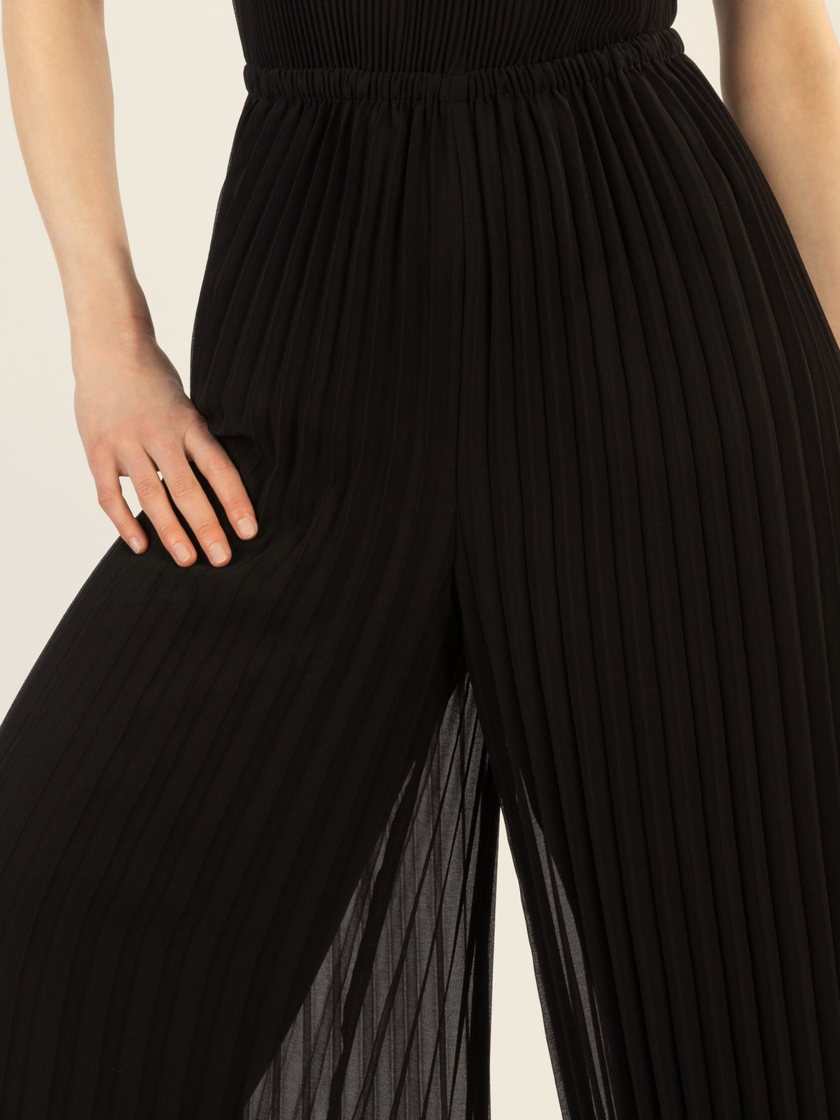 APART Plisseeoverall im Neckholder-Stil | schwarz