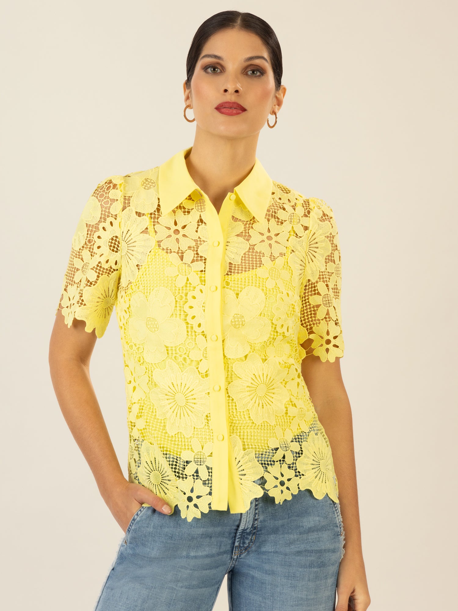 APART Spitzenbluse aus plastischer Blüten-Spitze mit Spaghetti-Untertop | vanille