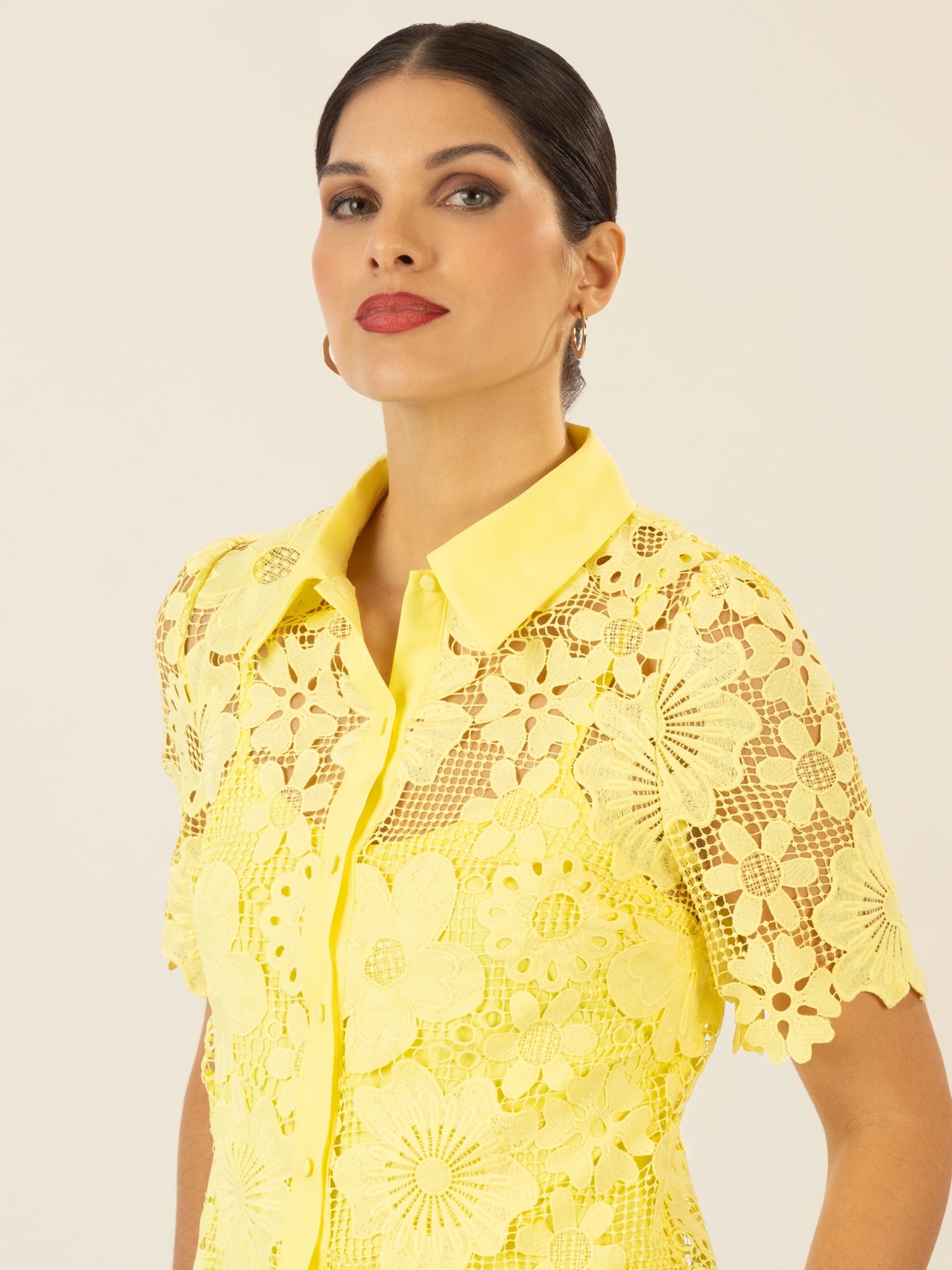 APART Spitzenbluse aus plastischer Blüten-Spitze mit Spaghetti-Untertop | vanille