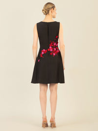 APART Cocktailkleid mit gestickten Blättern und mehrfarbigen 3D-Blüten | schwarz-multicolor