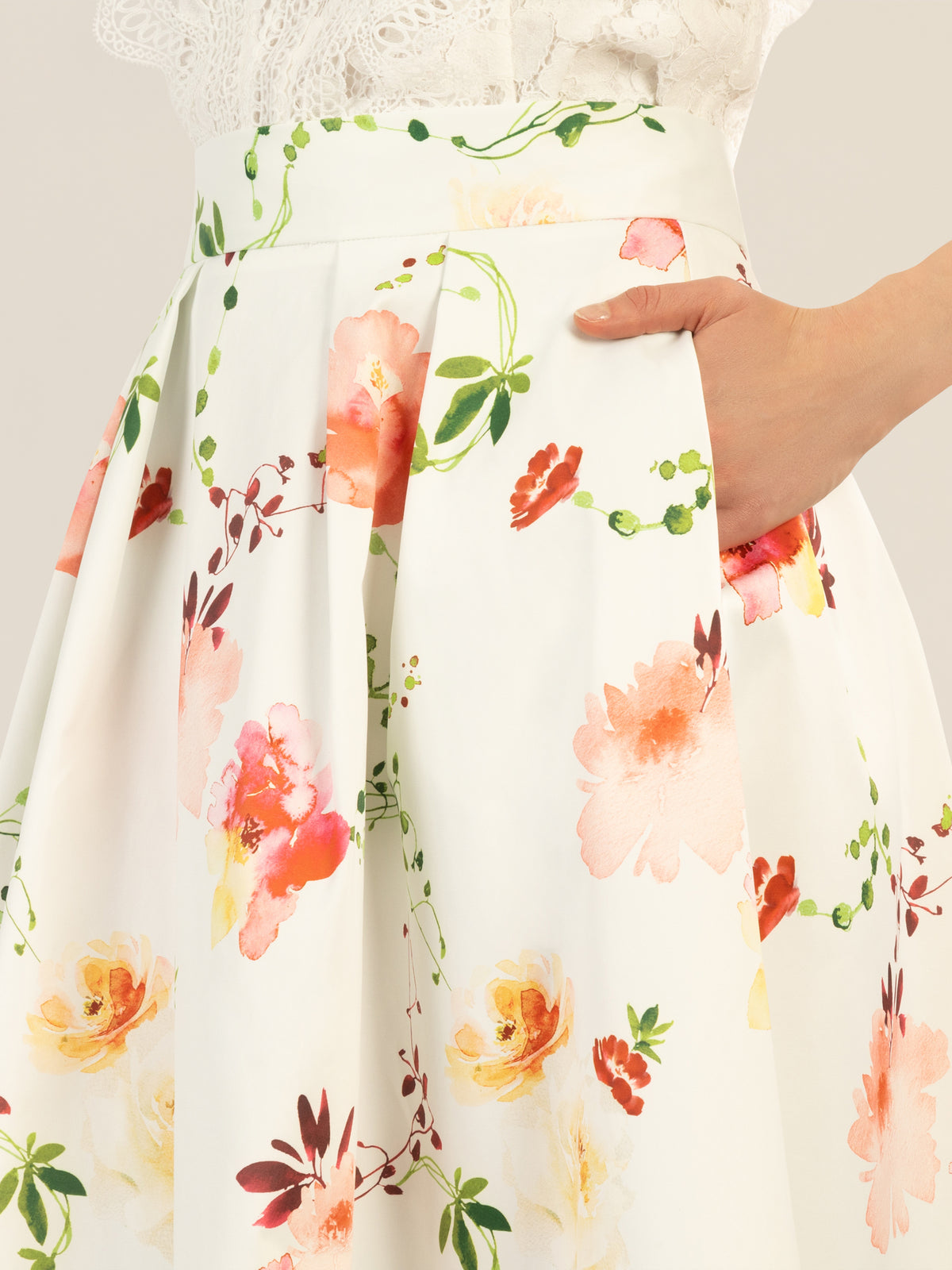 APART bedruckter Satinrock aus einem matt schimmerndem Satin | creme-multicolor