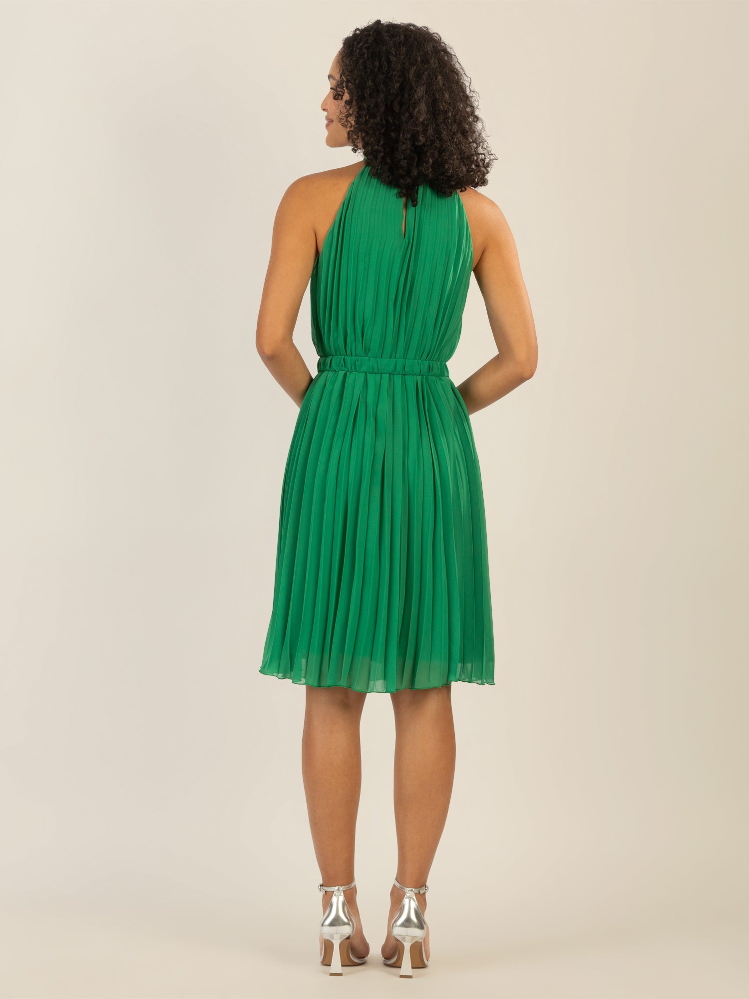 APART kurzes Plisseekleid aus leicht körnigem und plissierten Chiffon | grün