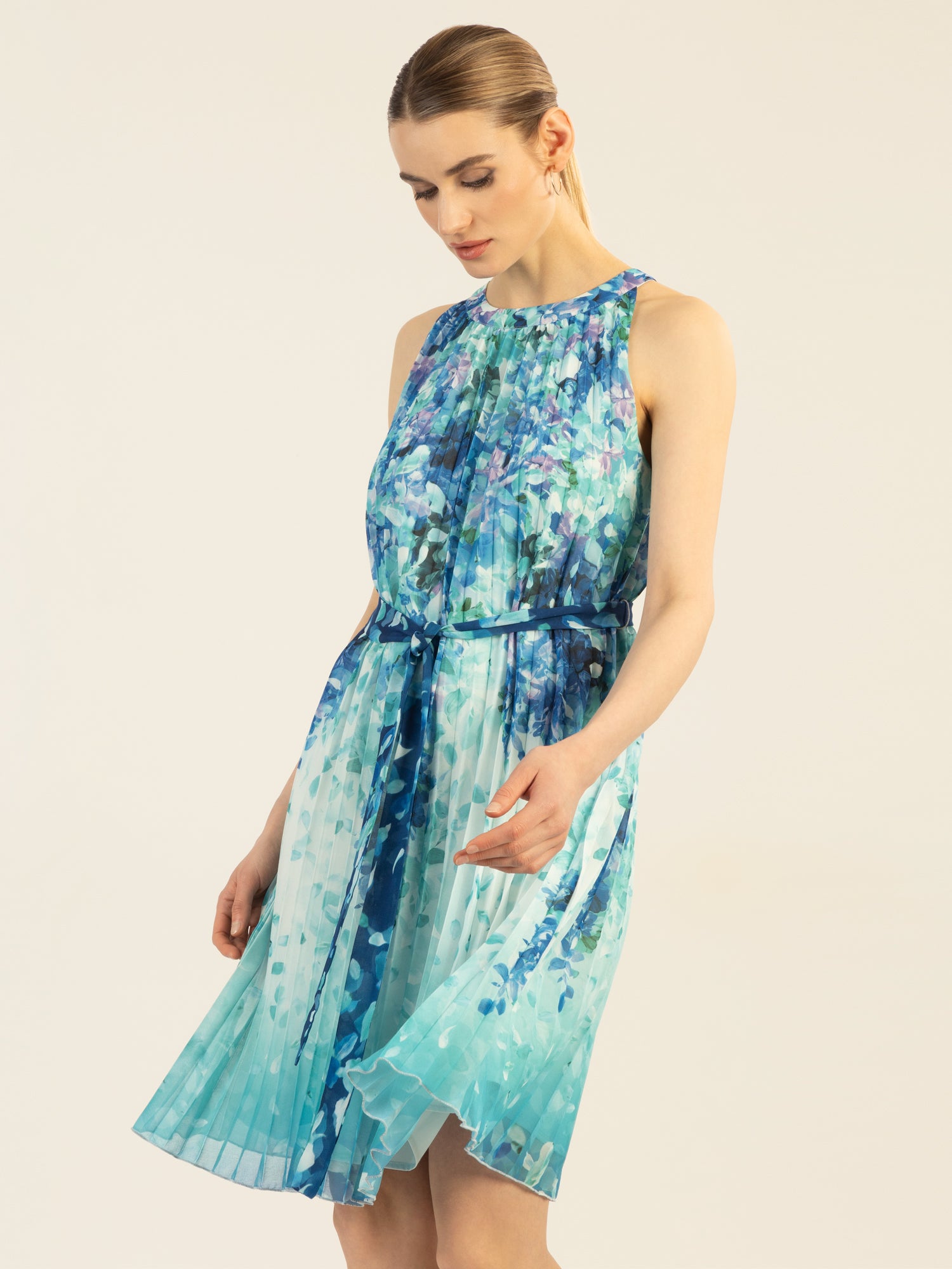 APART kurzes Plisseekleid aus leicht körnigem, bedrucktem und plissierten Chiffon | türkis-multicolor