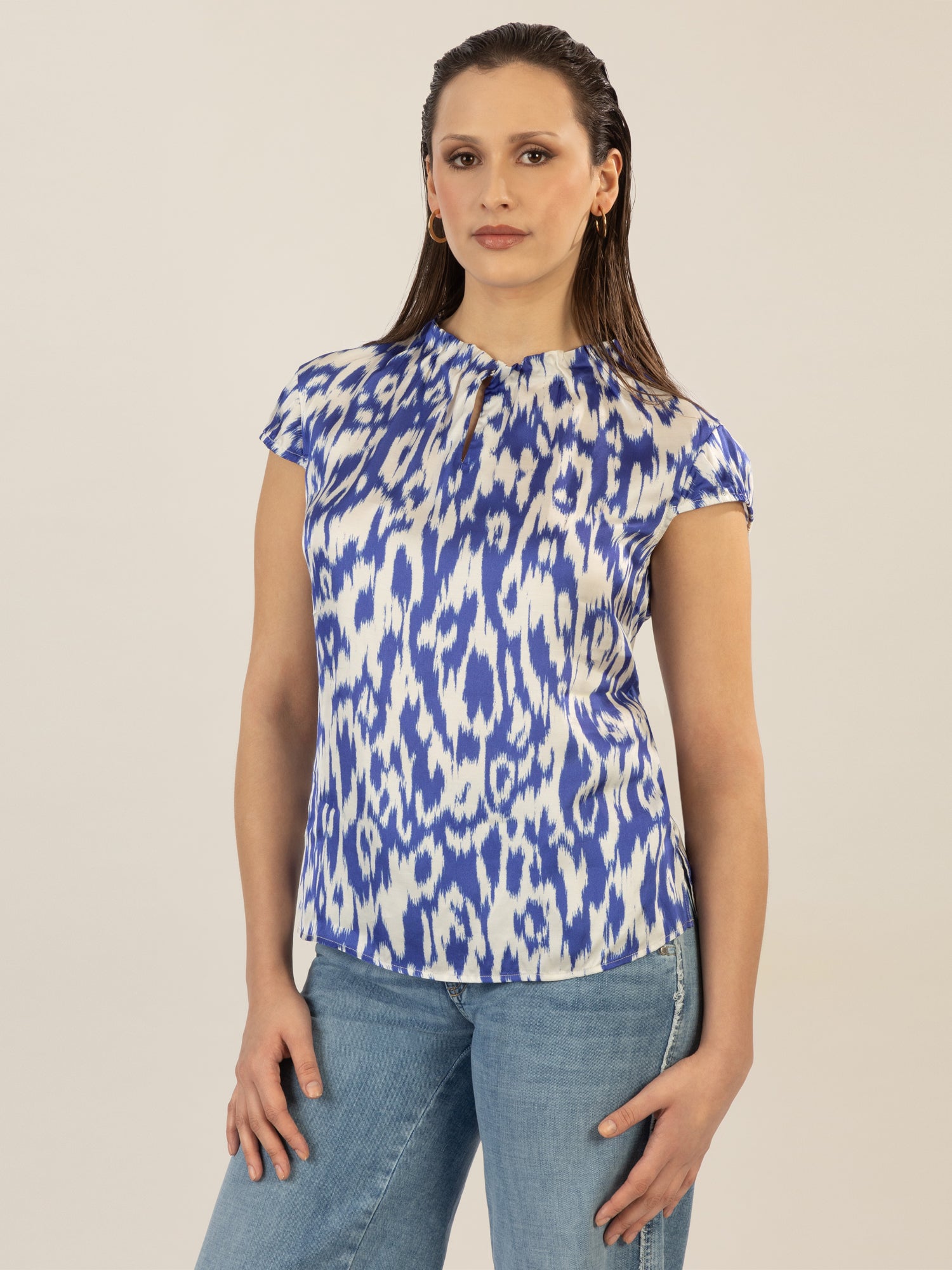 APART bedruckte Bluse aus matt schimmerndem Satin mit Allover-Druckmuster | royalblau-creme