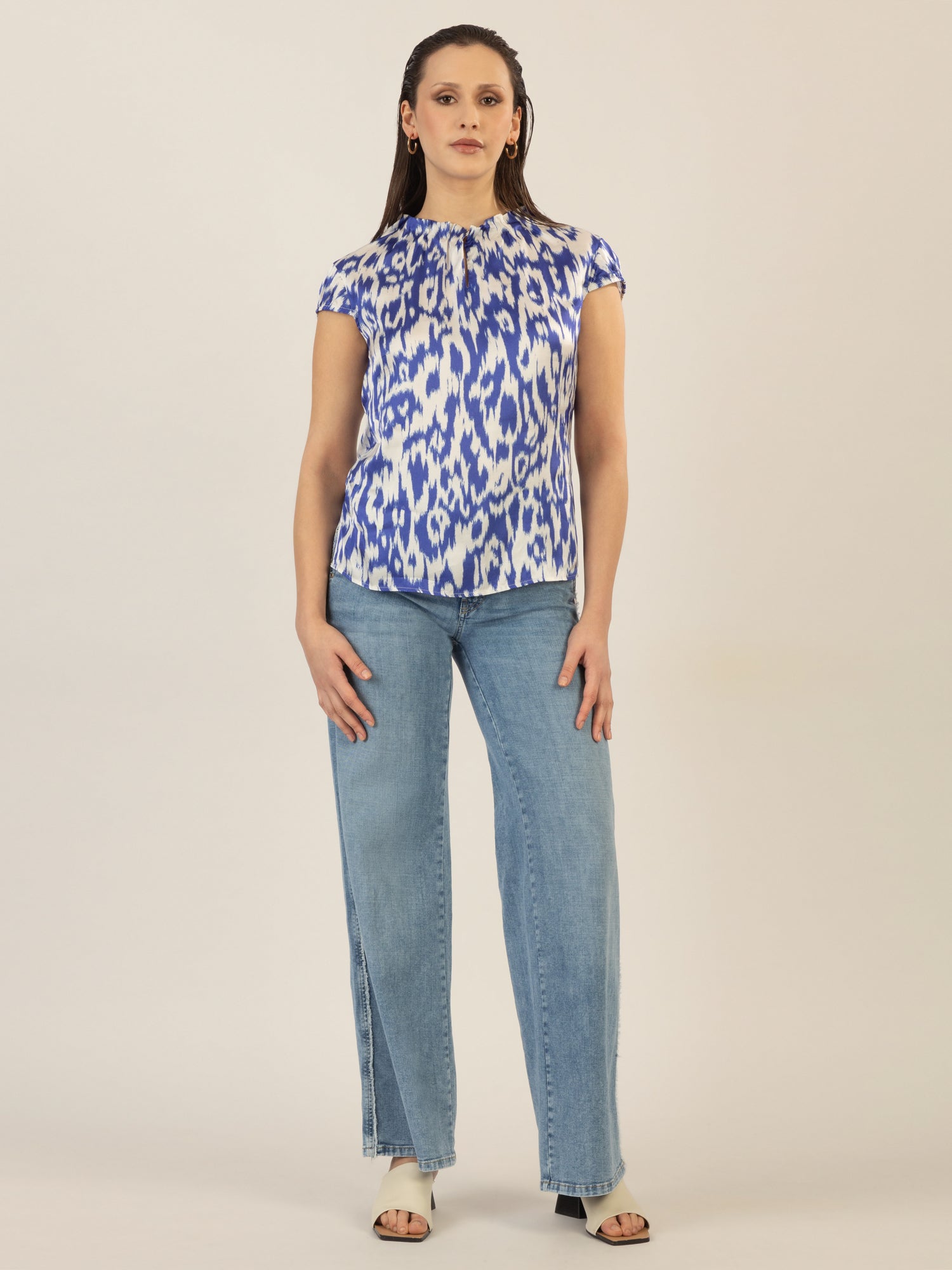 APART bedruckte Bluse aus matt schimmerndem Satin mit Allover-Druckmuster | royalblau-creme
