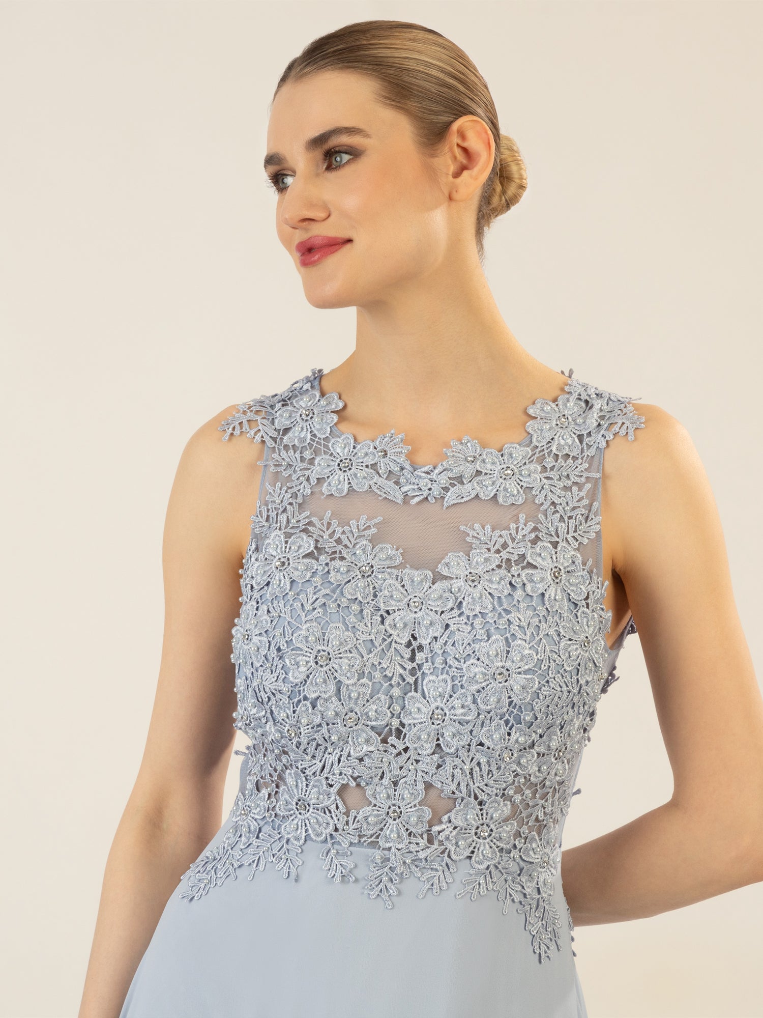 APART Abendkleid im Materialmix aus bestickter Spitze und Chiffon | hellblau