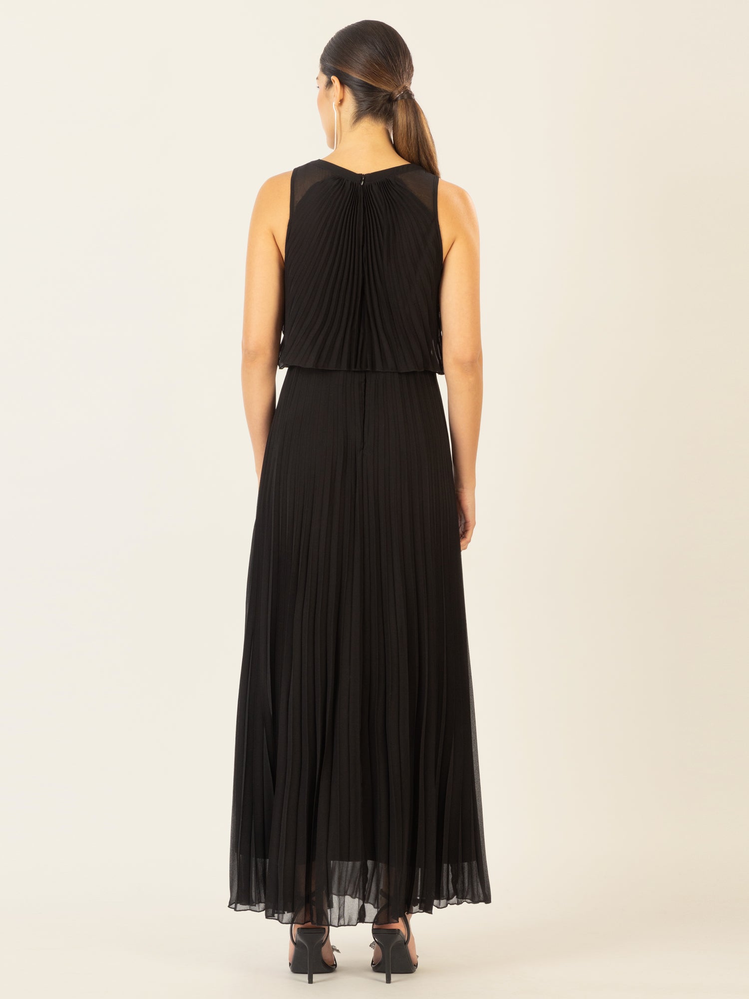 APART Abendkleid mit lose fallendem Sonnenplissee-Part bis zur Taille | schwarz