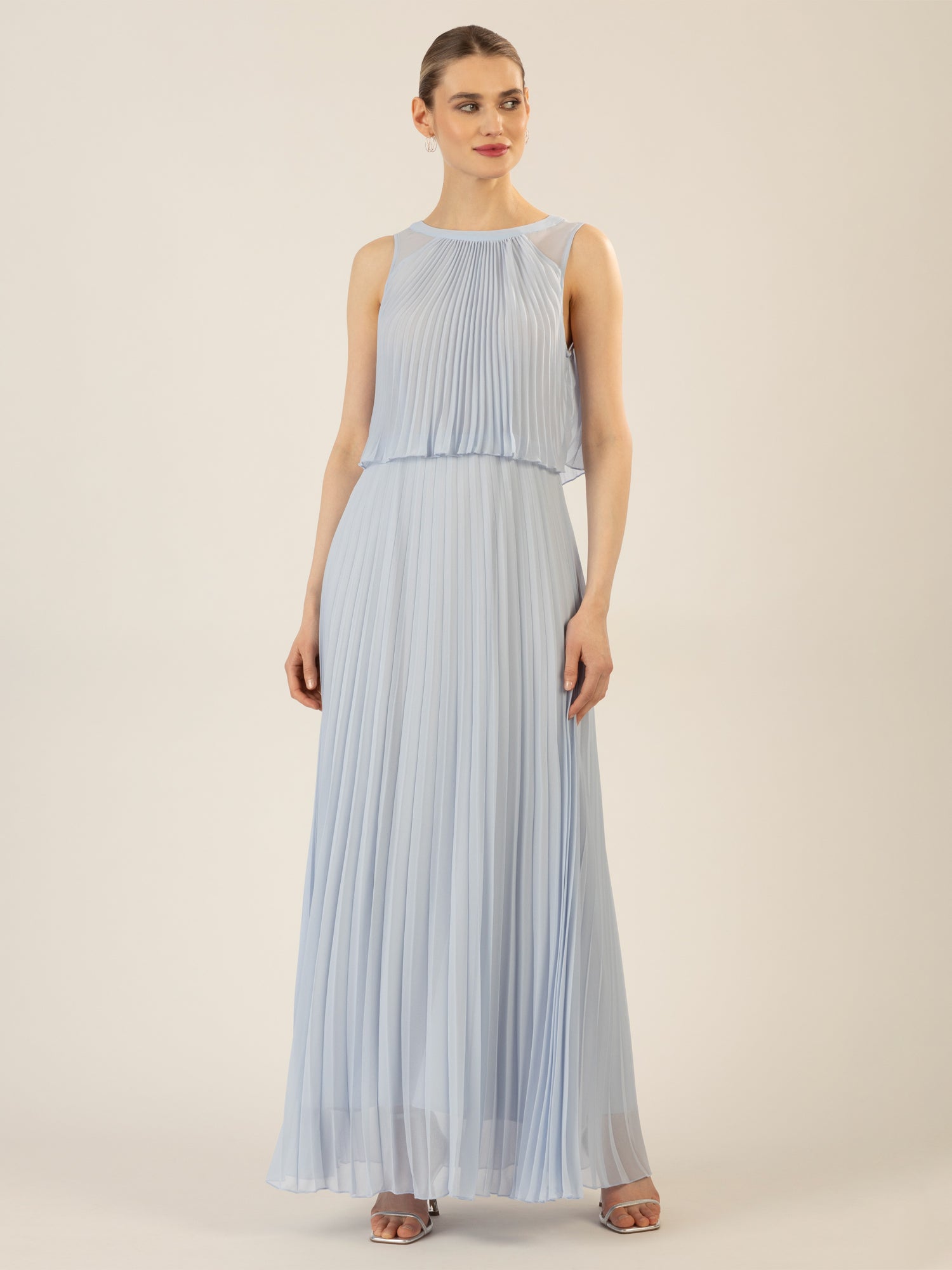APART Abendkleid mit lose fallendem Sonnenplissee-Part bis zur Taille | hellblau