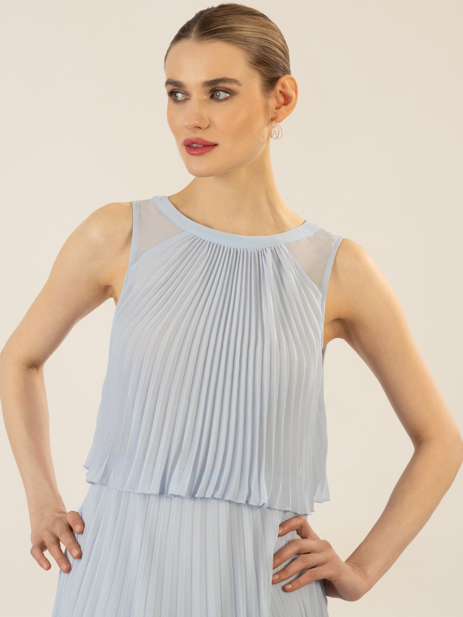 APART Abendkleid mit lose fallendem Sonnenplissee-Part bis zur Taille | hellblau