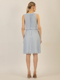 APART Cocktailkleid mit rundem Ausschnitt und schmalem , sichtbaren Halsring | hellblau