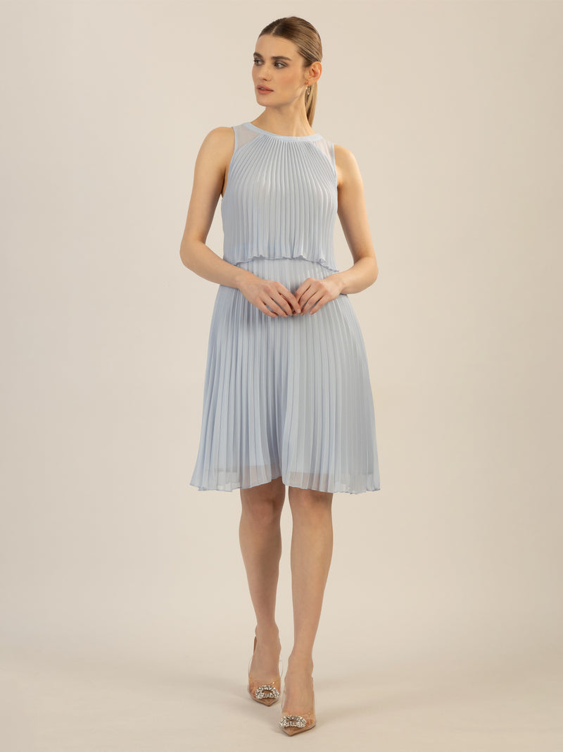 APART Cocktailkleid mit rundem Ausschnitt und schmalem , sichtbaren Halsring | hellblau