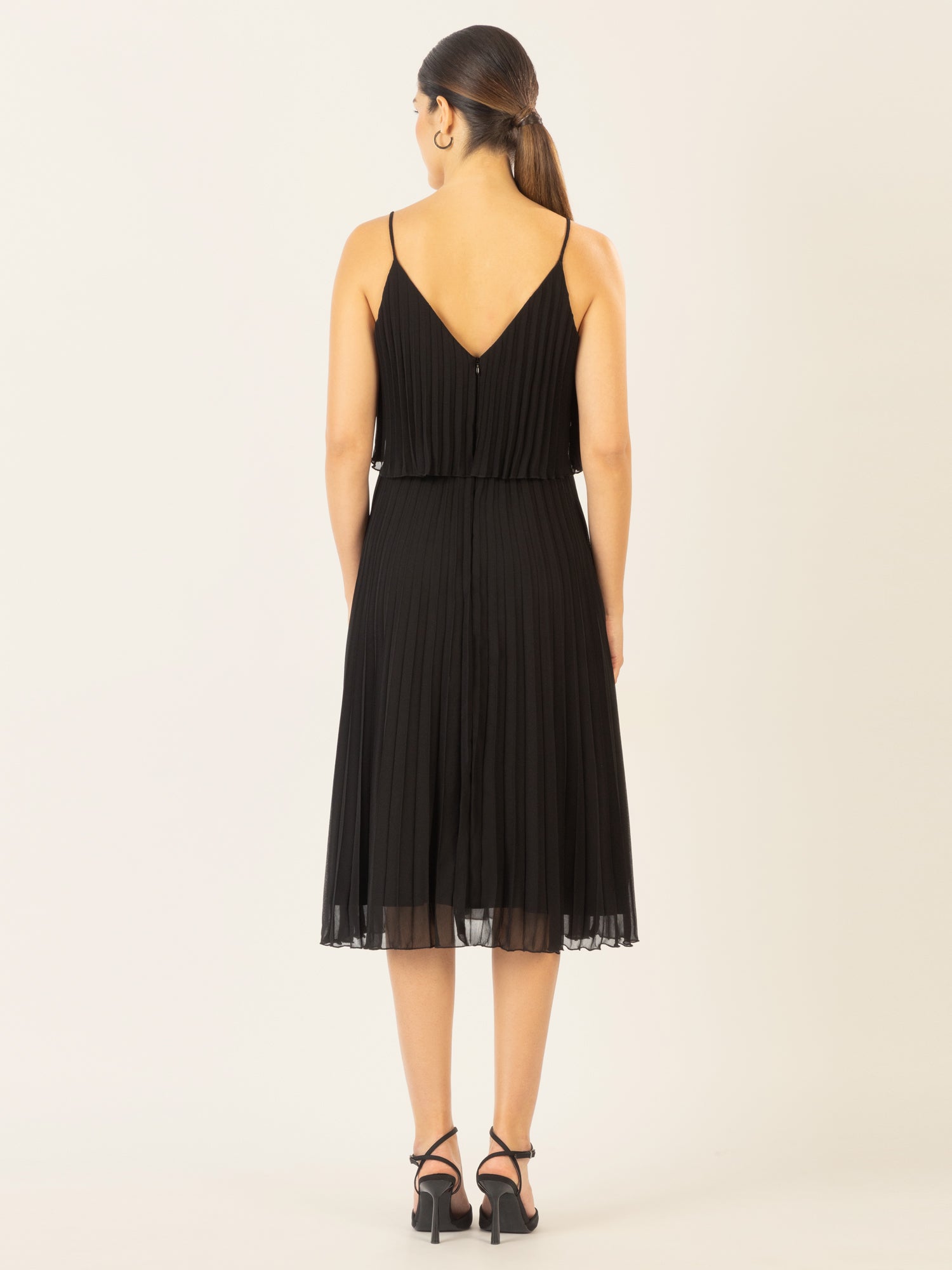APART kurzes Plisseekleid in 2in1 Optik | schwarz
