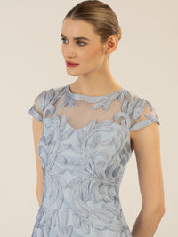 APART Cocktailkleid, aufwendig bestricktes Meshkleid | hellblau