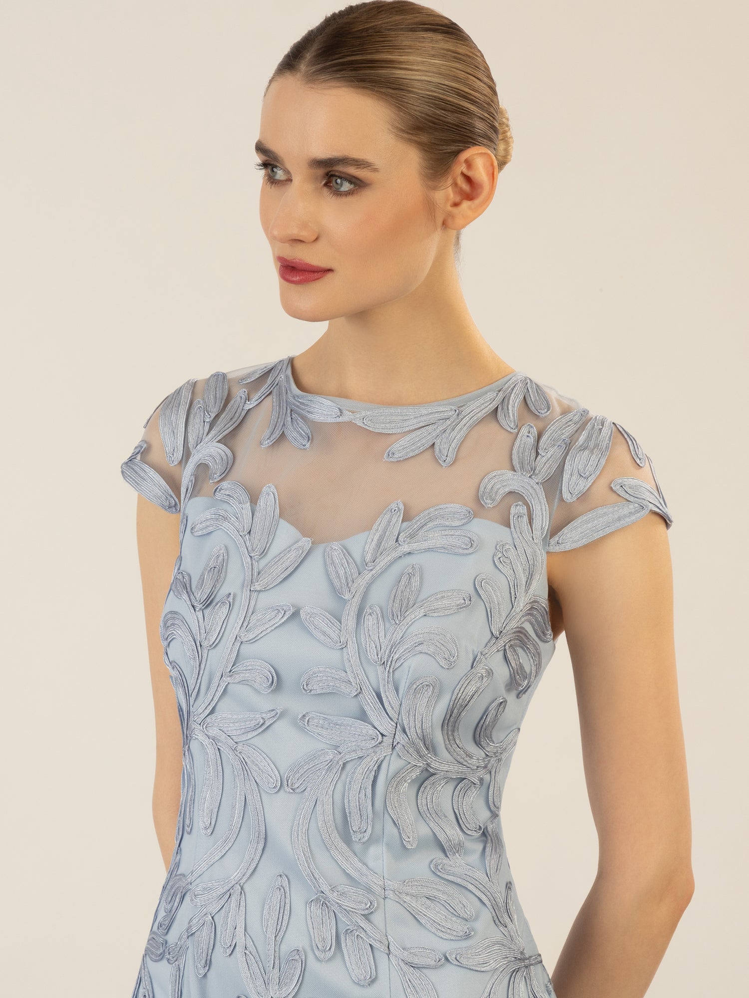 APART Cocktailkleid, aufwendig bestricktes Meshkleid | hellblau