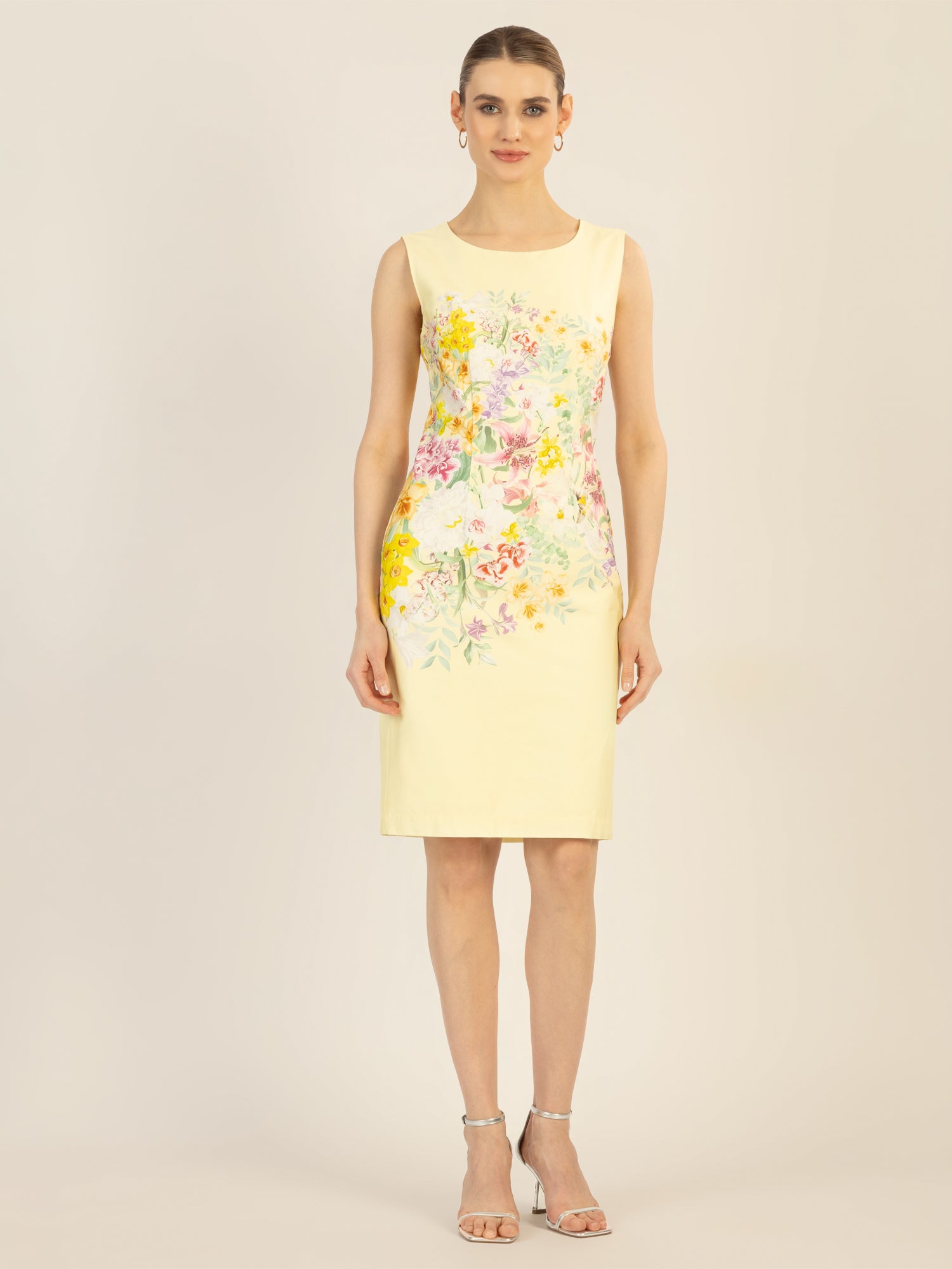 APART bedrucktes Etuikleid aus matt schimmerndem Satin, mit Blüten Druck | vanille-multicolor