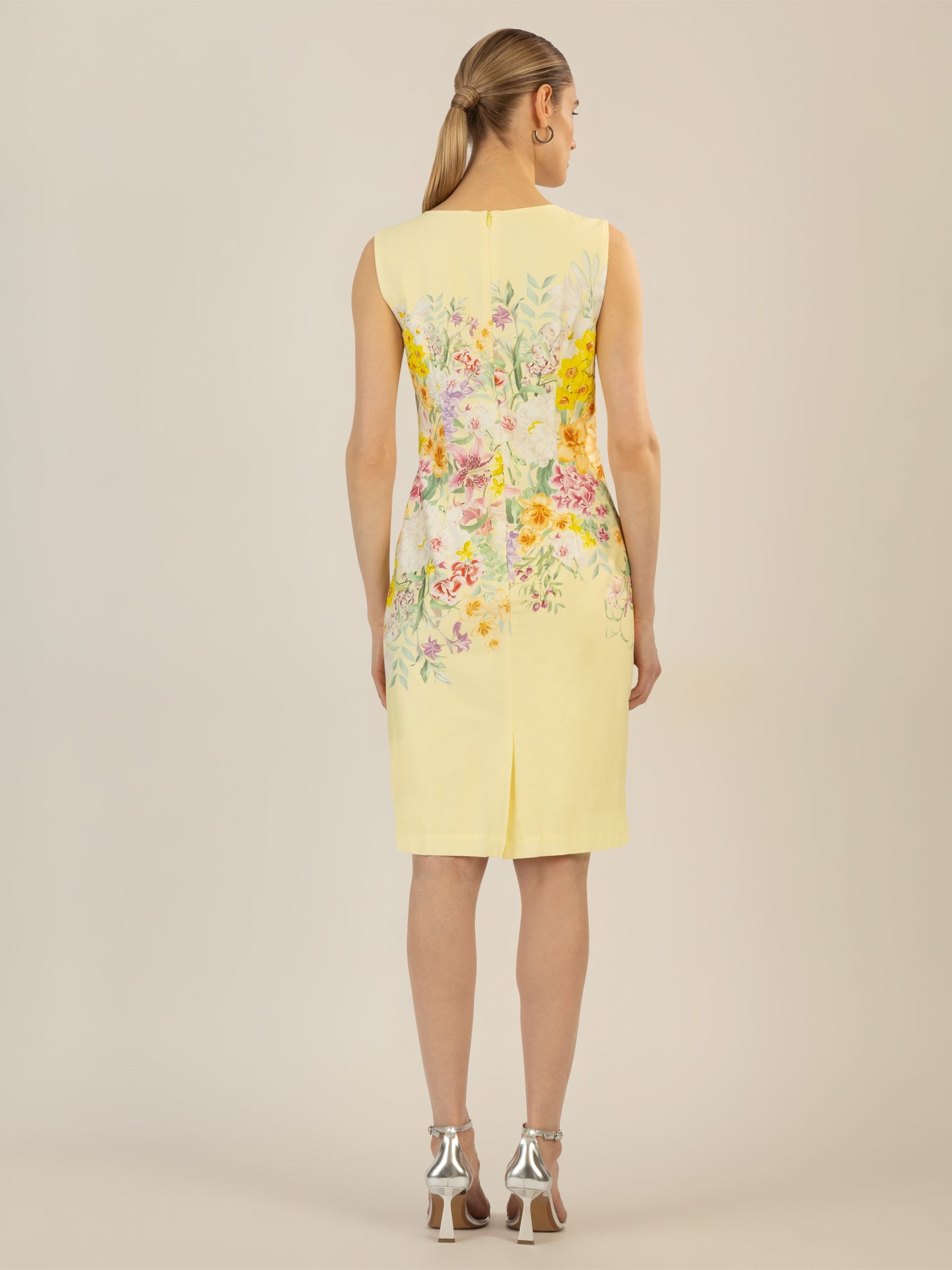 APART bedrucktes Etuikleid aus matt schimmerndem Satin, mit Blüten Druck | vanille-multicolor
