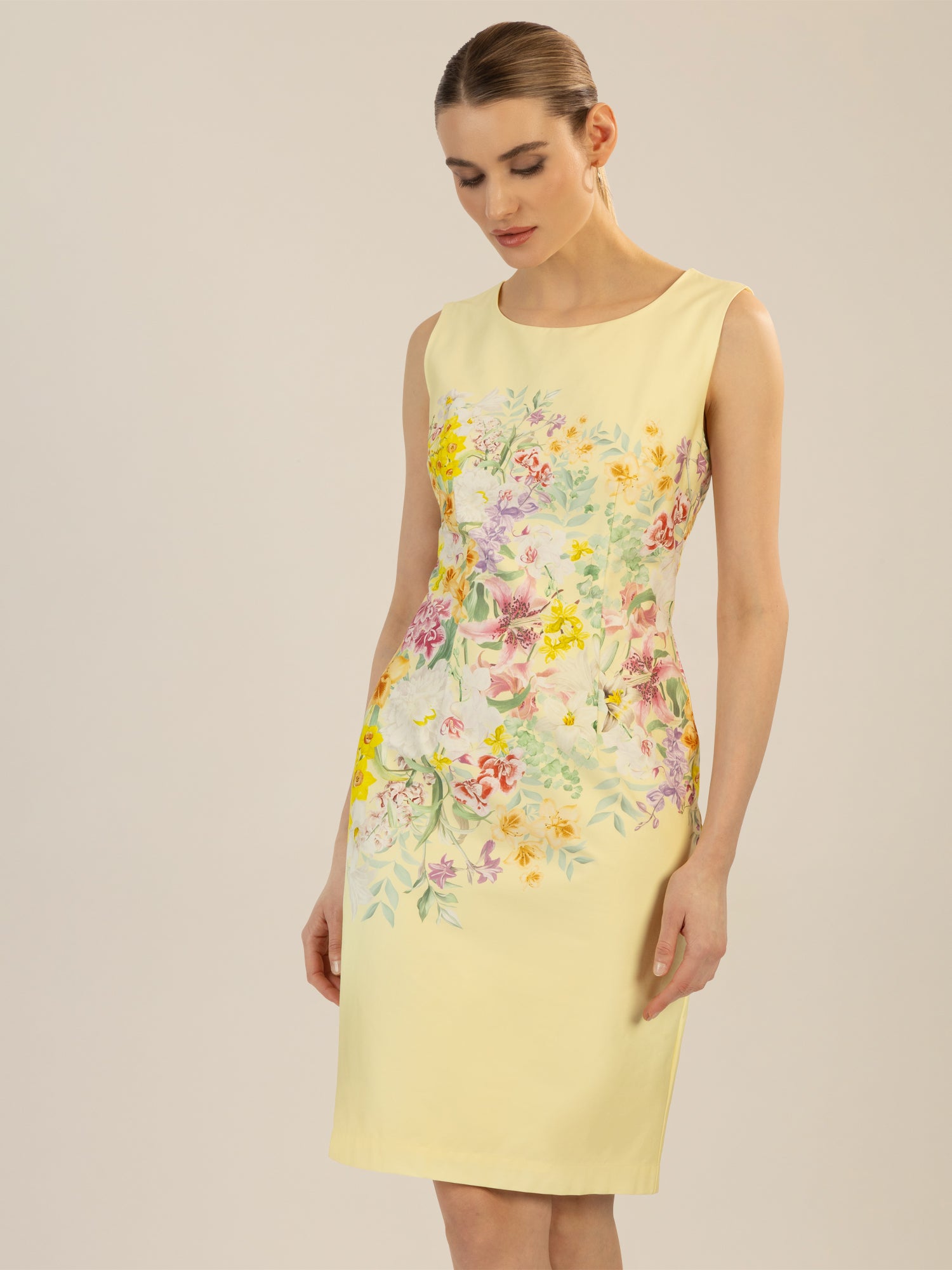 APART bedrucktes Etuikleid aus matt schimmerndem Satin, mit Blüten Druck | vanille-multicolor