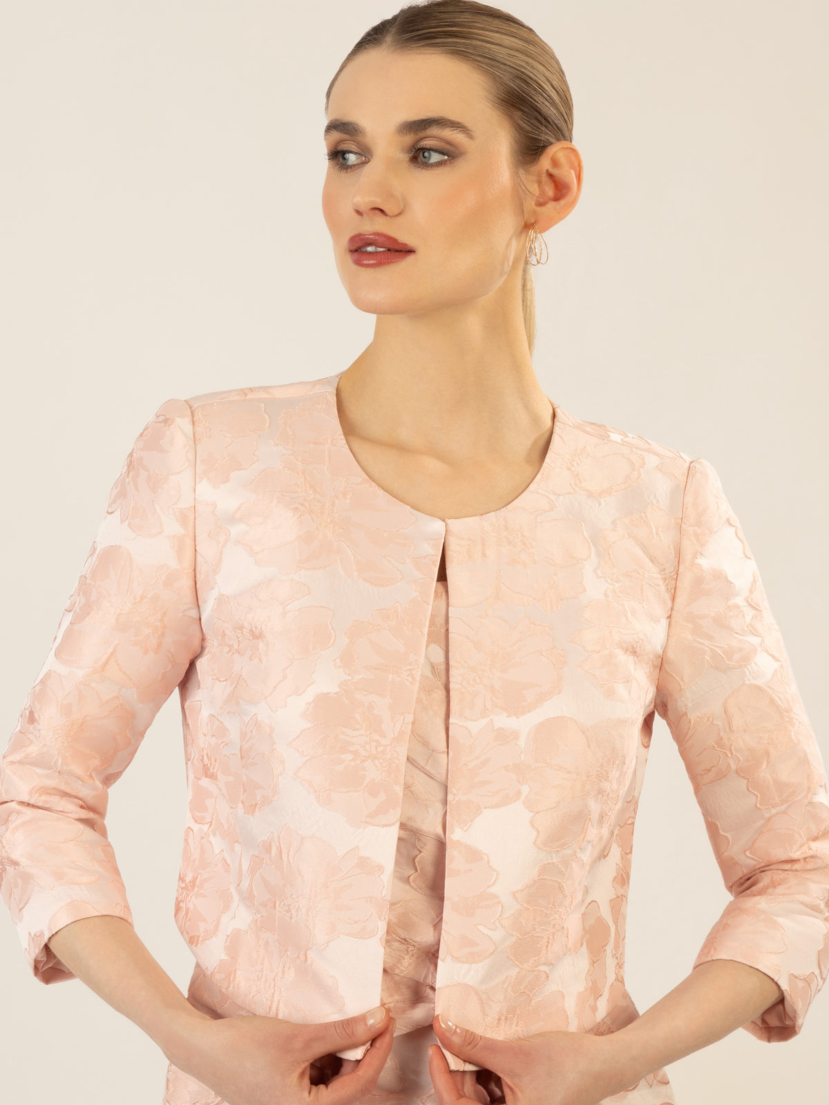 APART Jacquard Bolero aus mattglänzendem Jacquard mit allover Blumen | rose