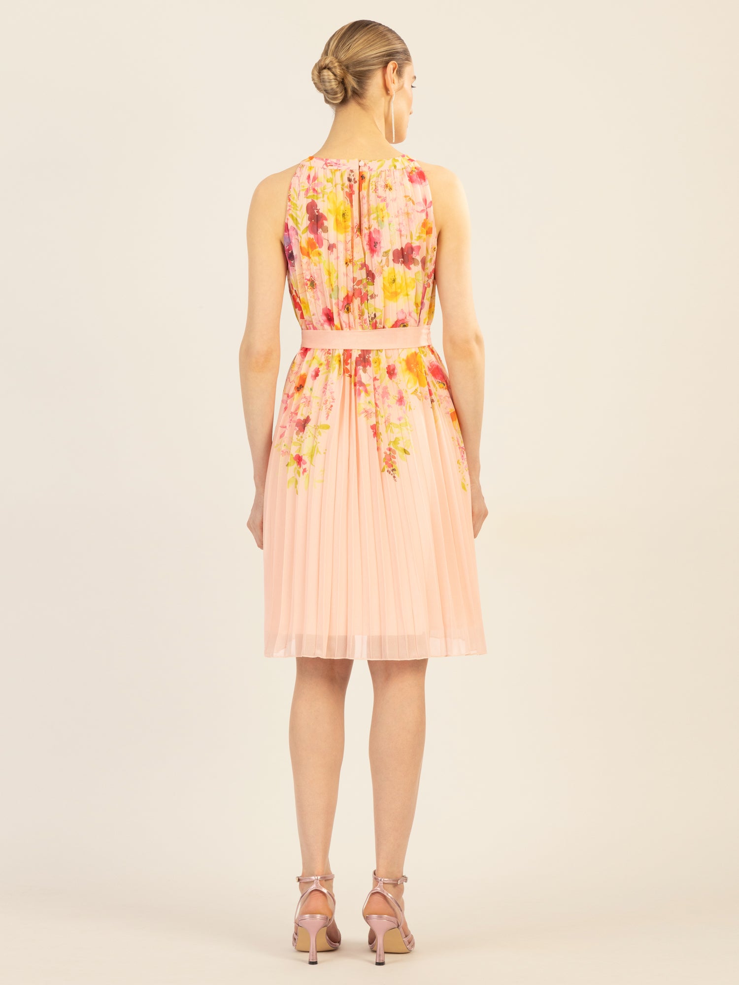 APART kurzes Plisseekleid aus leicht körnigem, bedrucktem und plissiertem Chiffon | rose-multicolor
