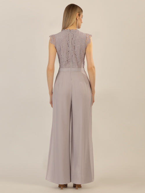 APART Overall mit Spitzenoberteil und formgebendem Taillenabnäher | lavendel image 1