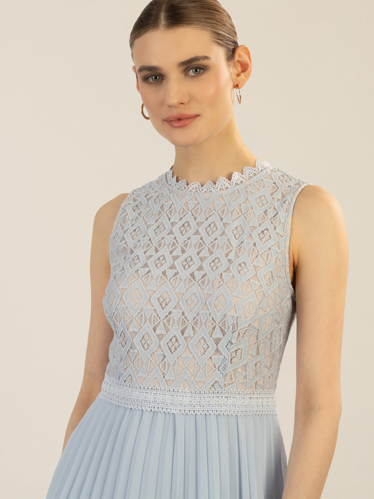 APART Abendkleid im Materialmix aus plastischer Spitze und Chiffon | hellblau-nude