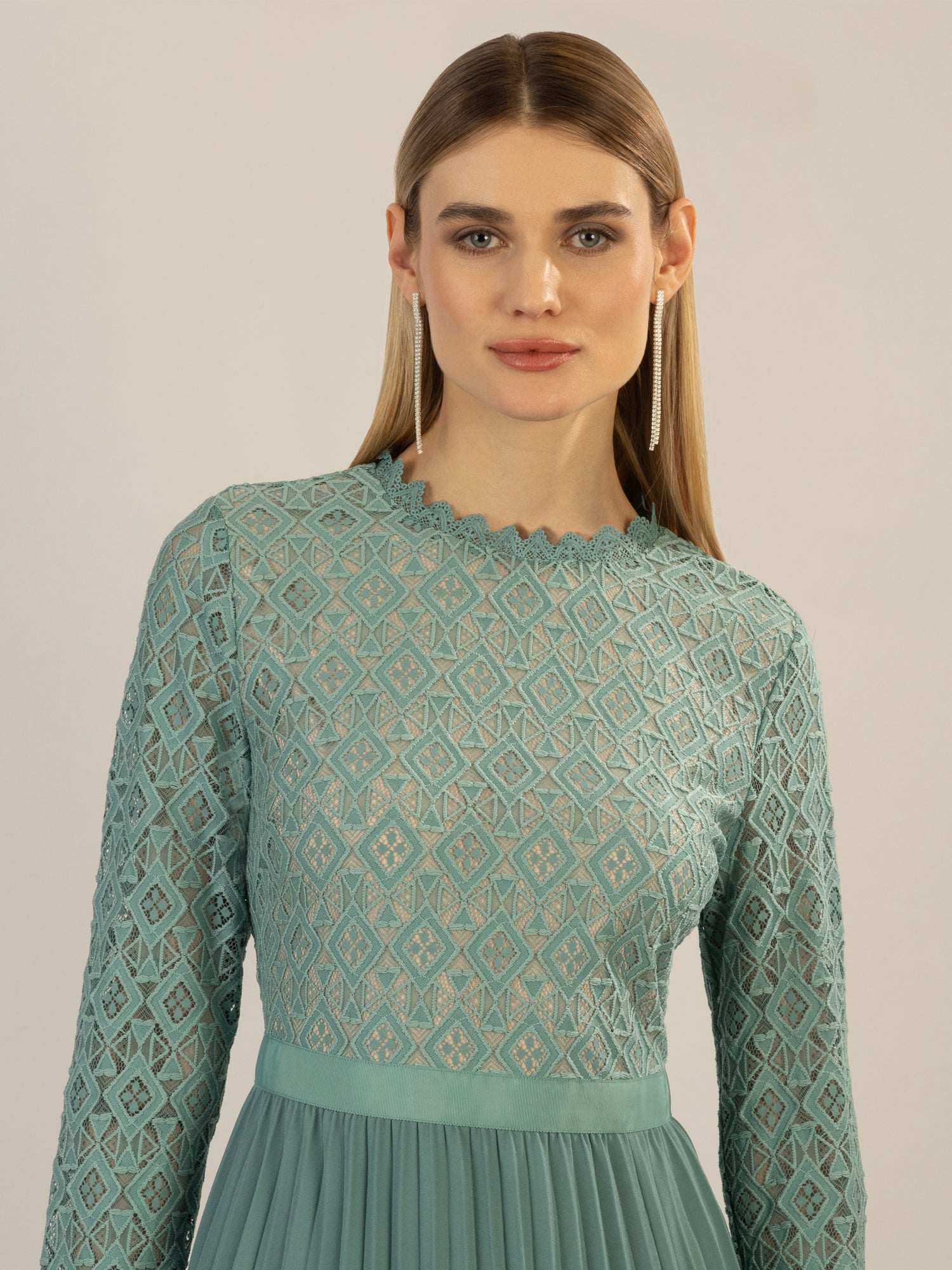 APART Abendkleid mit breiter Spitze verziert | jade-nude