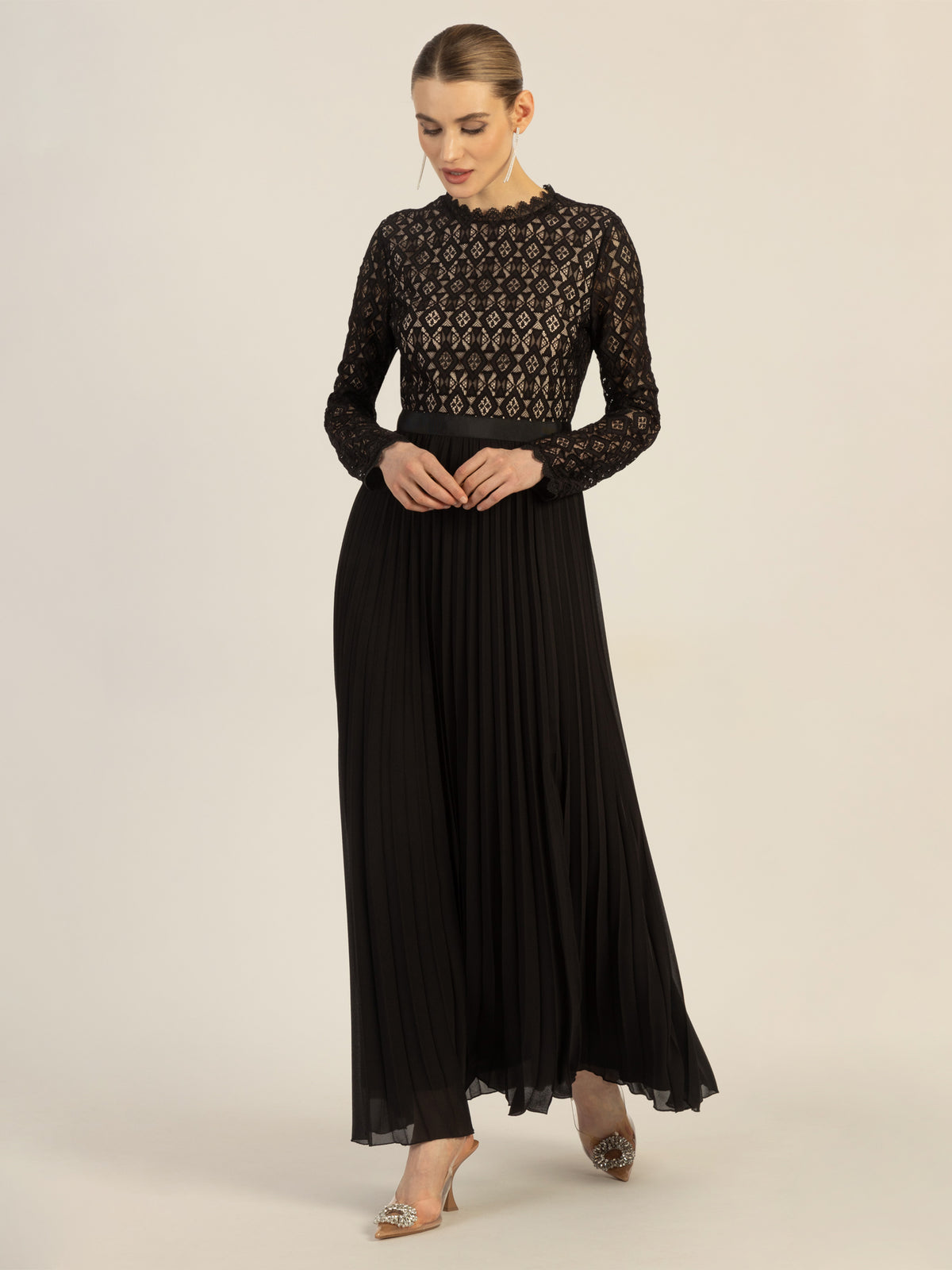 APART Abendkleid mit breiter Spitze verziert | schwarz-nude