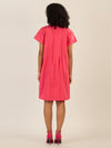 Mint & Mia Kurzes Baumwoll Kleid mit Stehkragen und Falten | pink