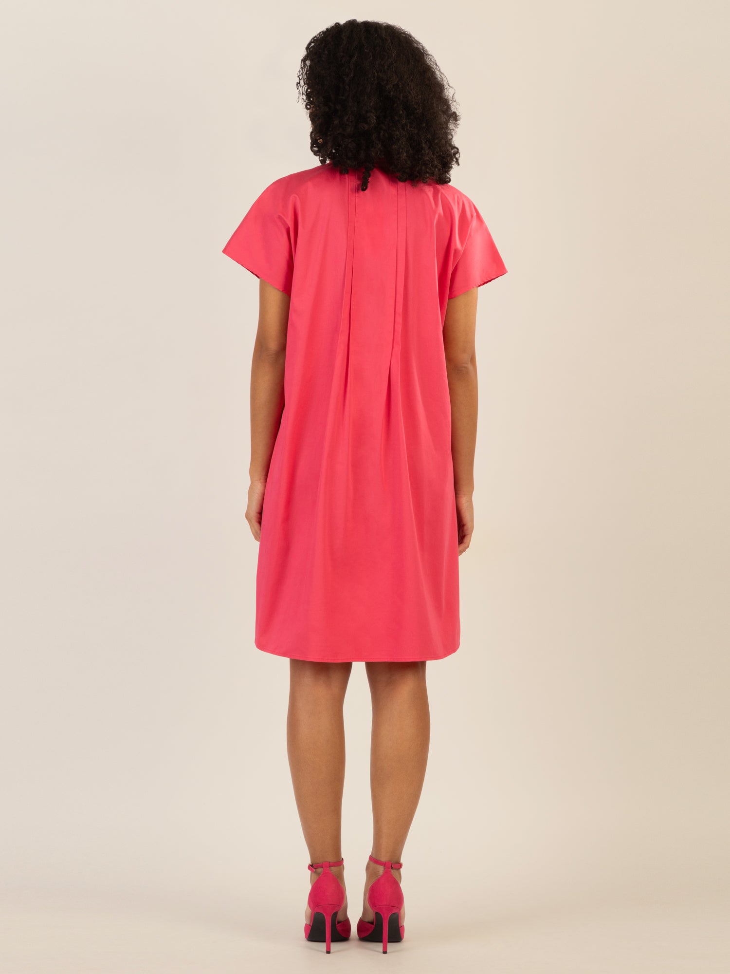 Mint & Mia Kurzes Baumwoll Kleid mit Stehkragen und Falten | pink