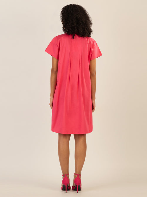 Mint & Mia Kurzes Baumwoll Kleid mit Stehkragen und Falten | pink image 1