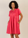 Mint & Mia Kurzes Baumwoll Kleid mit Stehkragen und Falten | pink