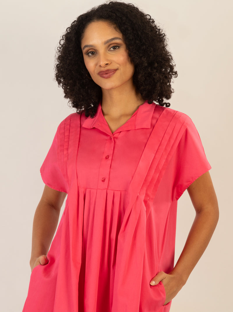 Mint & Mia Kurzes Baumwoll Kleid mit Stehkragen und Falten | pink