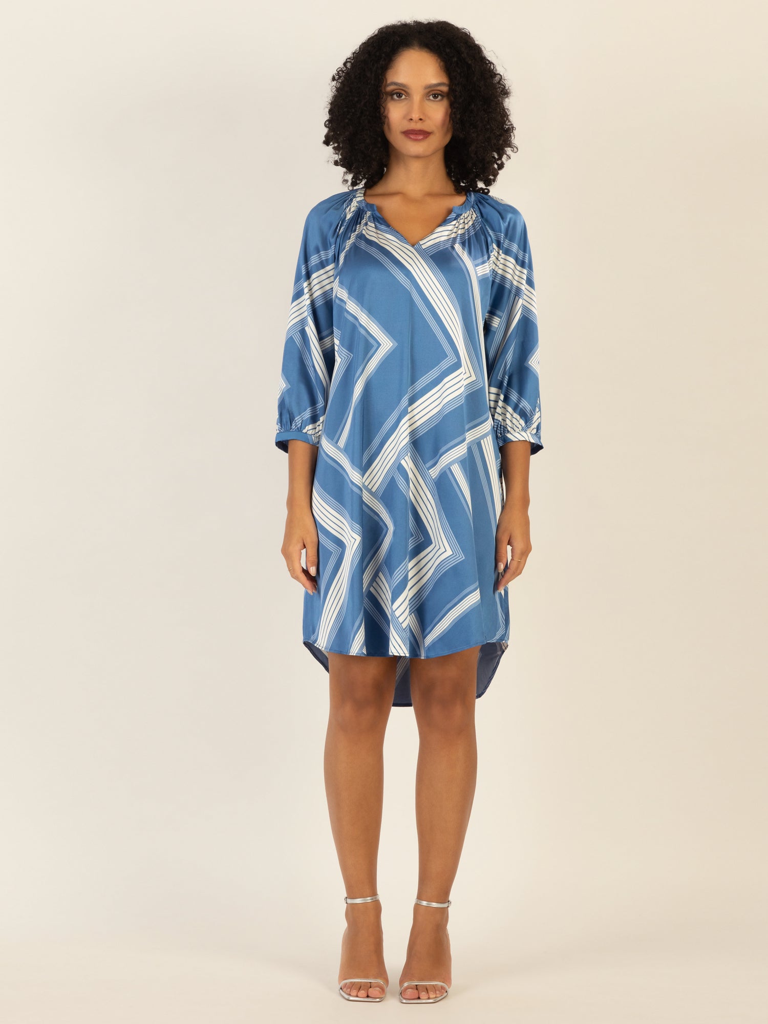 Mint & Mia Bedrucktes satin Kleid mit V-Ausschnitt und Print | blau-multicolor