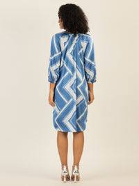 Mint & Mia Bedrucktes satin Kleid mit V-Ausschnitt und Print | blau-multicolor