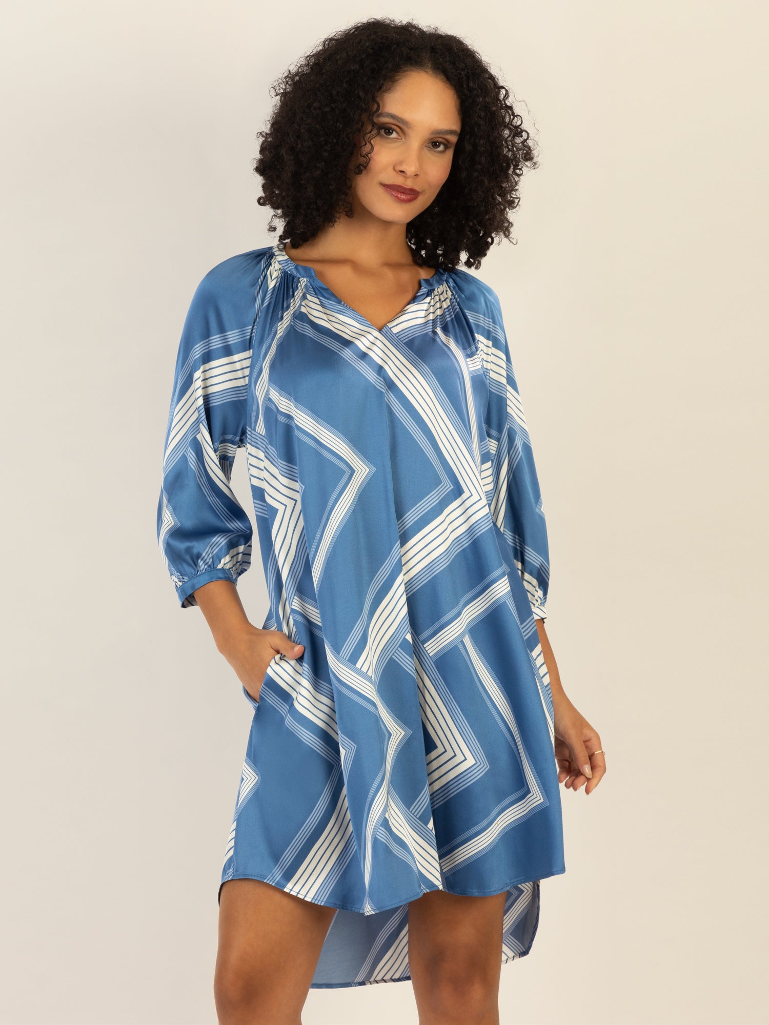 Mint & Mia Bedrucktes satin Kleid mit V-Ausschnitt und Print | blau-multicolor
