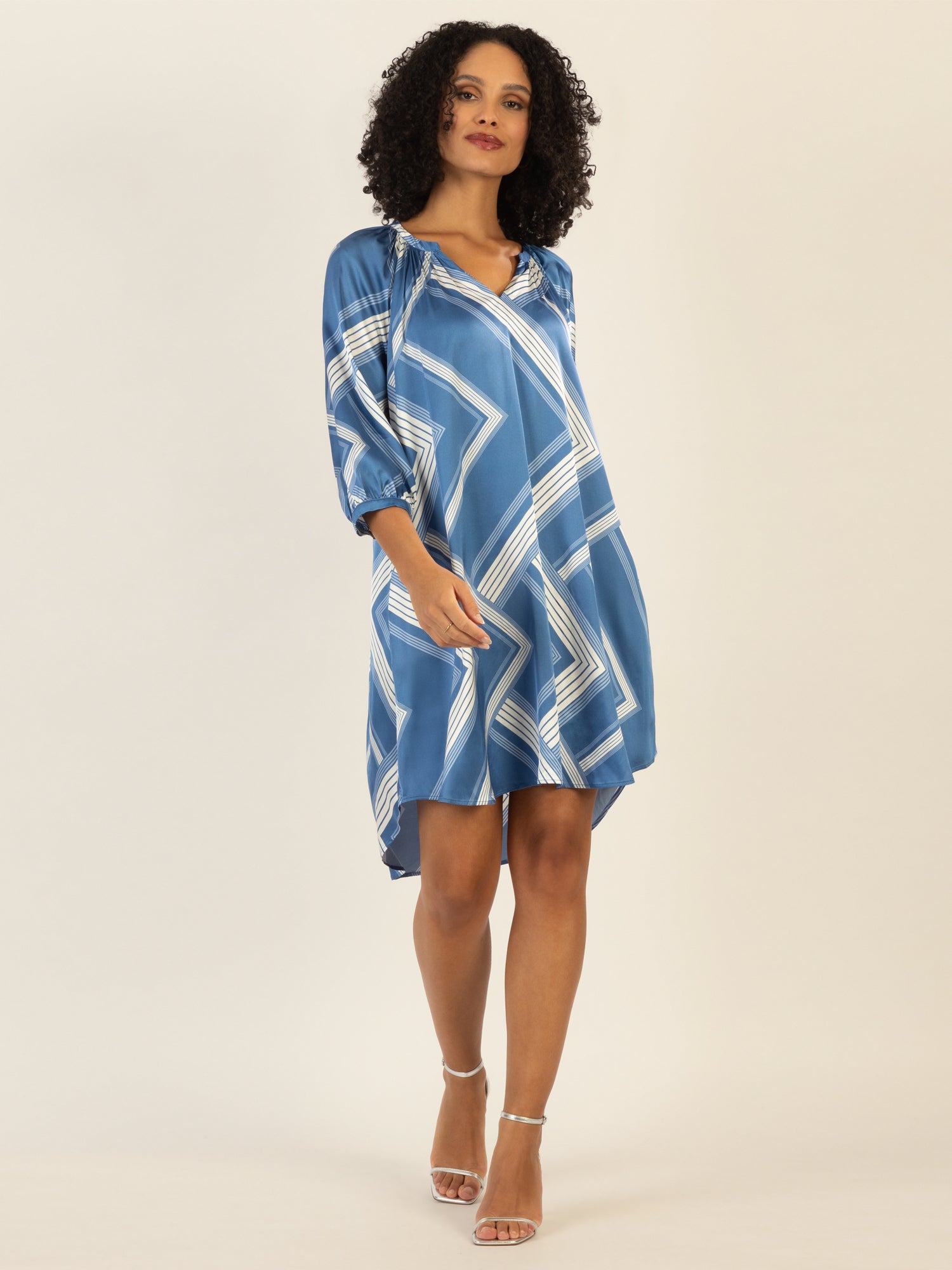 Mint & Mia Bedrucktes satin Kleid mit V-Ausschnitt und Print | blau-multicolor