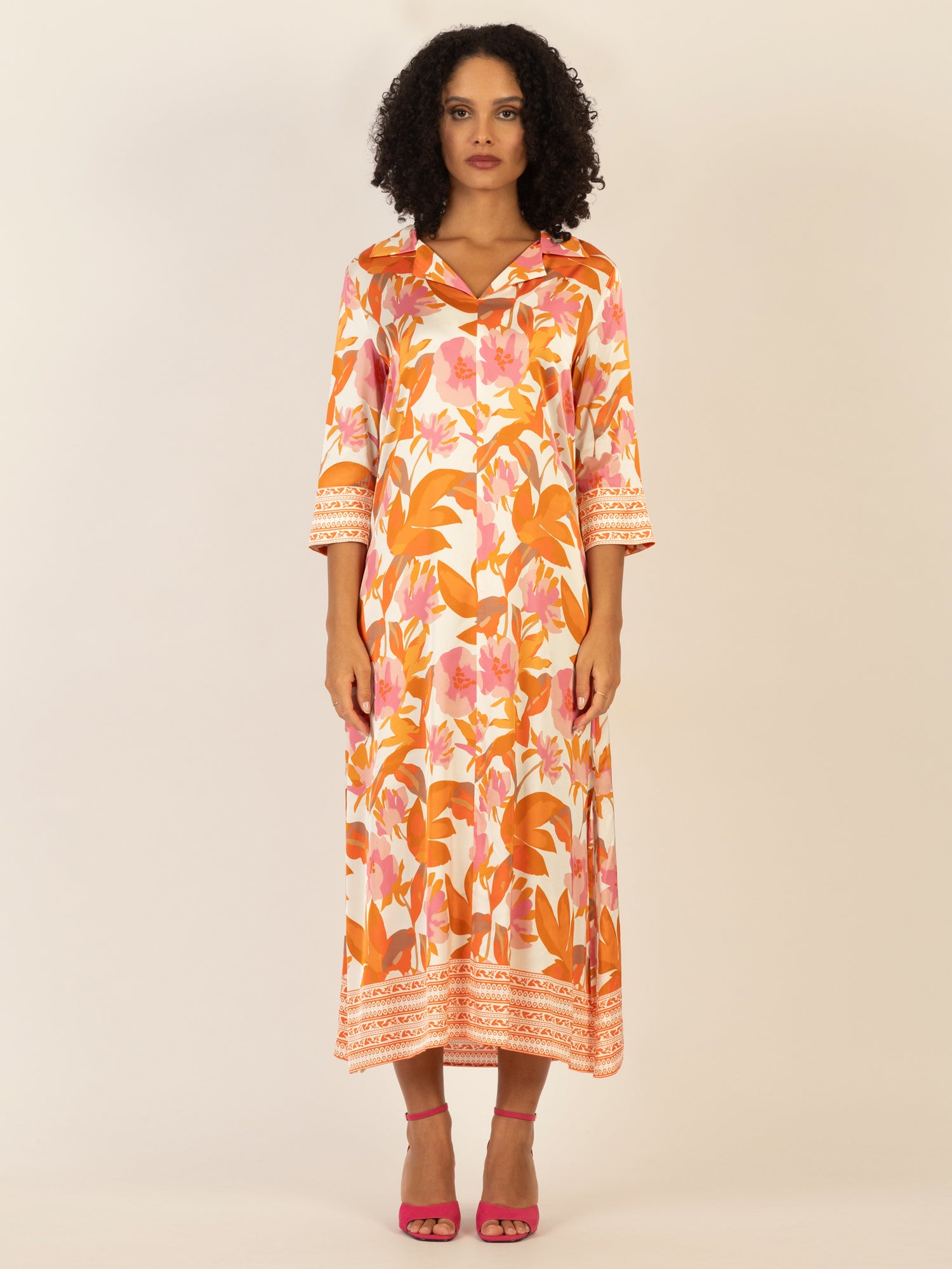 Mint & Mia Langes bedrucktes Viskose satin Kleid mit floraler Bordüre | orange-multicolor
