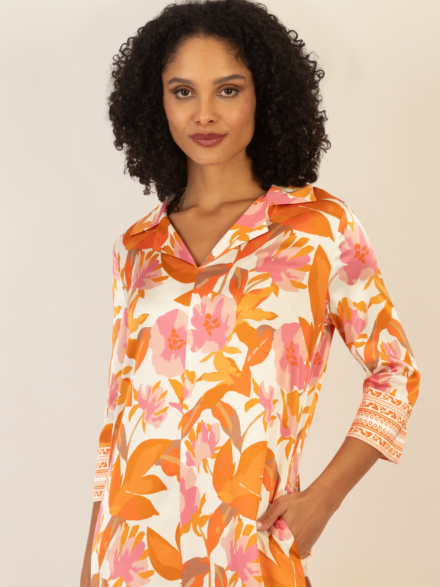 Mint & Mia Langes bedrucktes Viskose satin Kleid mit floraler Bordüre | orange-multicolor