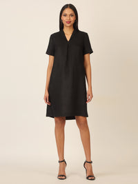 Mint & Mia Kurzes Leinen Kleid mit Falte und V-Ausschnitt | schwarz
