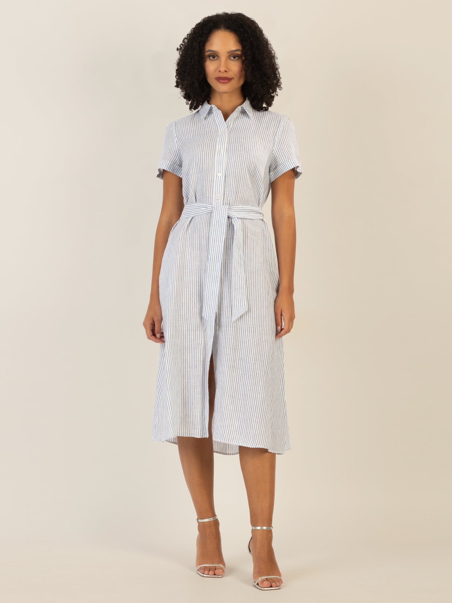 Mint & Mia Midi gestreiftes Leinen Kleid mit Bindegürtel | hellblau-creme