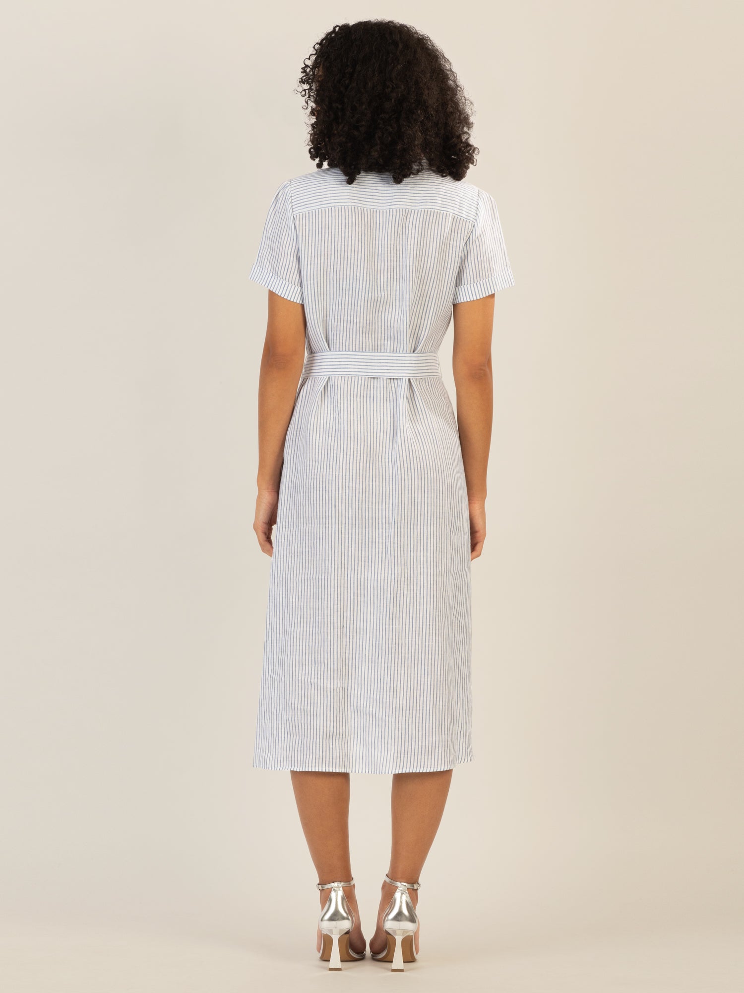 Mint & Mia Midi gestreiftes Leinen Kleid mit Bindegürtel | hellblau-creme
