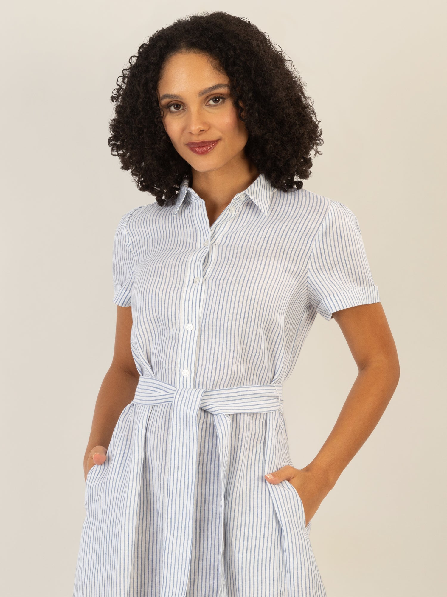 Mint & Mia Midi gestreiftes Leinen Kleid mit Bindegürtel | hellblau-creme