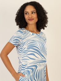 Mint & Mia Kurzes bedrucktes Kleid mit Zebraprint und Bordüre | creme-hellblau