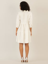Mint & Mia Kurzes Leinen Kleid mit Biesen und Volantstufen | creme