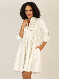 Mint & Mia Kurzes Leinen Kleid mit Biesen und Volantstufen | creme