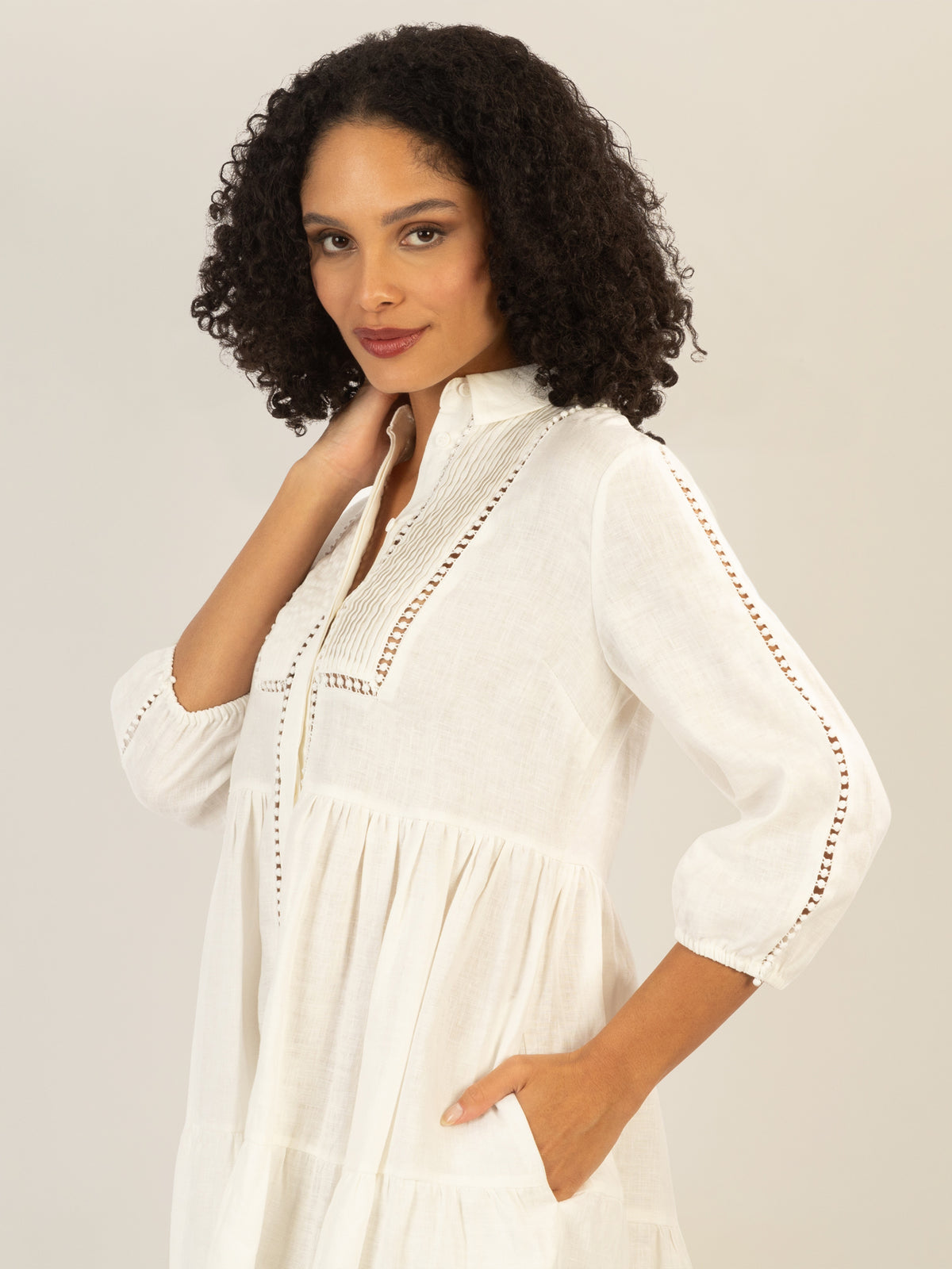Mint & Mia Kurzes Leinen Kleid mit Biesen und Volantstufen | creme