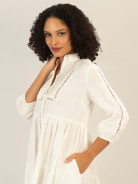 Mint & Mia Kurzes Leinen Kleid mit Biesen und Volantstufen | creme