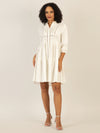 Mint & Mia Kurzes Leinen Kleid mit Biesen und Volantstufen | creme
