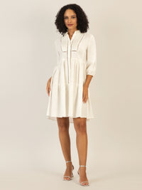 Mint & Mia Kurzes Leinen Kleid mit Biesen und Volantstufen | creme